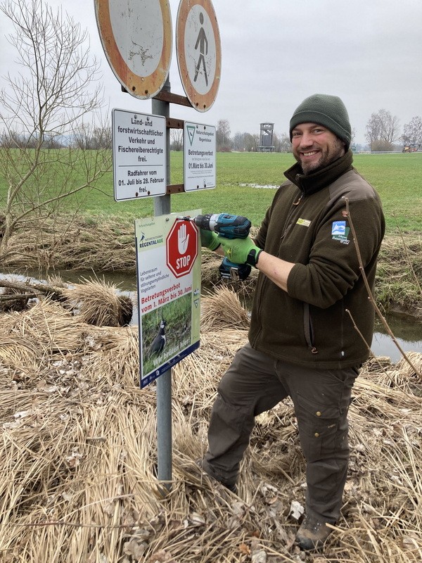 &copy; Schildmontage in der Regentalaue; Pressestelle LK Cham