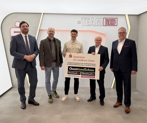 &copy; Sparkasse im Landkreis Cham, auf dem Bild von links nach rechts: Sparkassenvorstand Jonathan Stich, Messe-Vertriebsleiter Stefan Schmidbauer, Messeleiter Jim-Patrick M&uuml;ller, Sparkassen-Vorstandsvorsitzender Franz Wittmann, Bereichsdirektor Johann Urban)