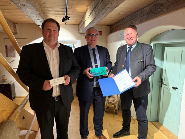 &copy; Dr. R. Neumaier, Gesch&auml;ftsf&uuml;hrer des Landesvereins (re.), &uuml;berreichte B&uuml;rgermeister und Bezirksrat Richard Tischler (Mitte) den Erich-Schosser-Ziegel. Zur Auszeichnung gratulierte auch Bezirksheimatpfleger Dr. T. Appl.  , Bezirk Oberpfalz