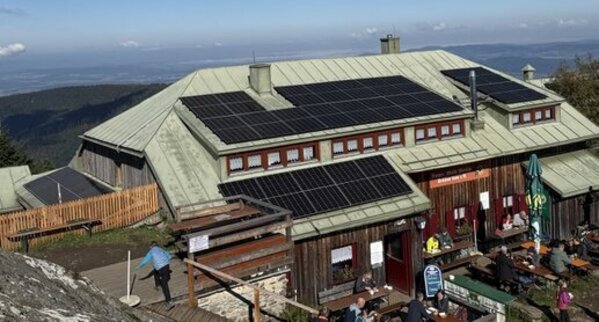 &copy; Solaranlage auf dem Osserschutzhaus; Waldverein Sektion Lam