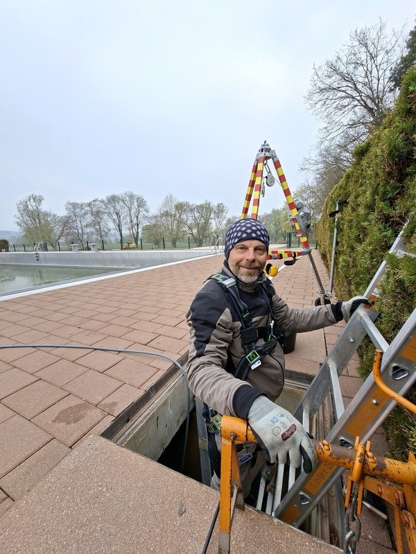 &copy; Schwimmmeister Andreas Hanka bei den Vorbereitungsarbeiten; Stadt Nittenau