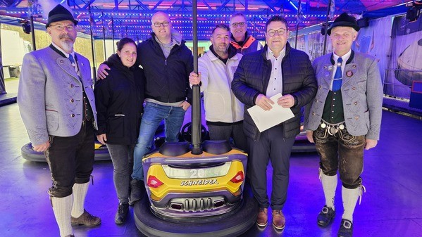 &copy; Bgm Falter mit Akteuren des Volksfestes; Mario Bernhardt/VG Wackersdorf