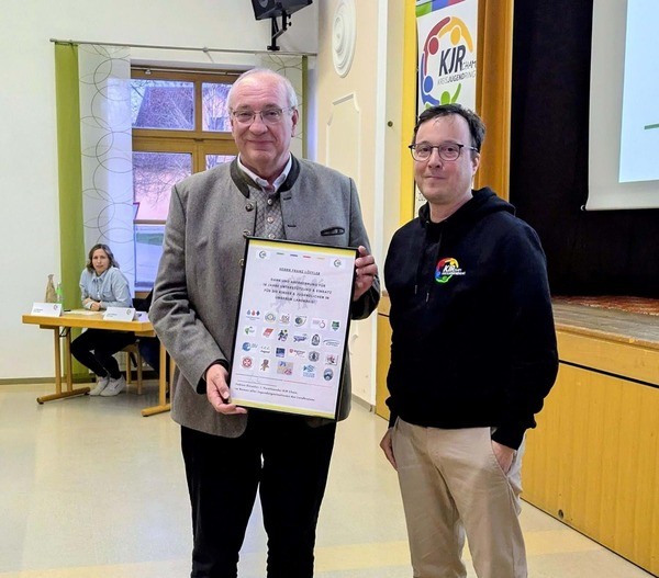 &copy; 1. Vorsitzender Fabian Geissler (r.) bedankte sich bei Landrat Franz L&ouml;ffler (l.), Pressestelle Landkreis Cham