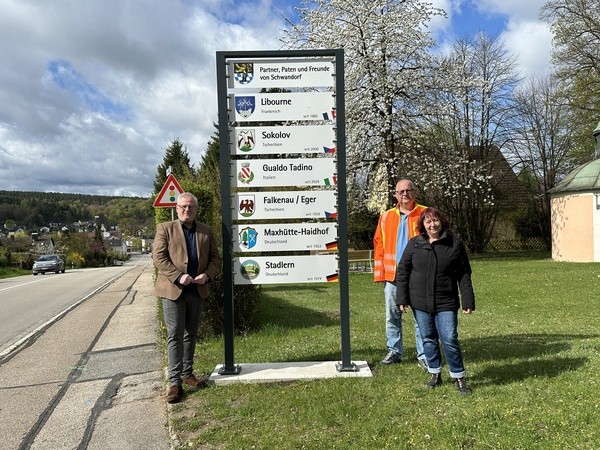 &copy; OB A. Feller mit J.Liebel (Bauhof) u. S. Brunner (St&auml;dtepartnerschaftsbeauftragte; Lara Schmaus