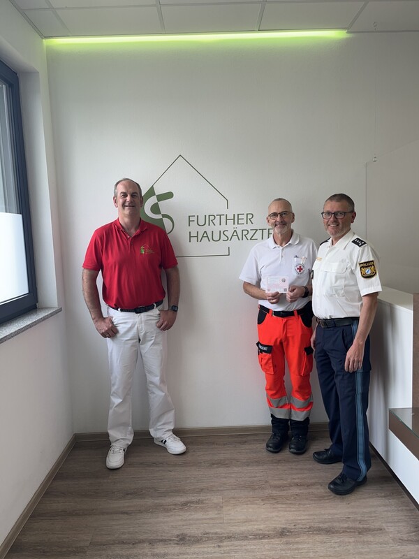 &copy; Die Further Haus&auml;rzte Enderlein u. Hackl mit Polizeihauptkommissar Weindl bei der &Uuml;bergabe der Pr&auml;ventionsrezepte; PI Furth im Wald