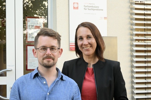 &copy; Bild: HC Wagner - zeigt: Marion Santl, Leiterin der Caritas Suchtambulanz und Fachberater Wolfgang Keim - beide informieren am 20. Mai kostenlos zur MPU