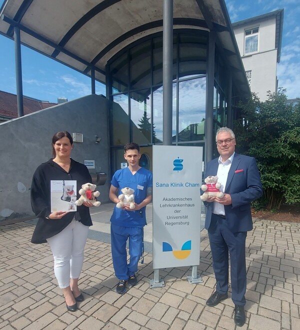 &copy; (Von links) Corinna Steffl von der Kinderhilfe Eckental mit Chefarzt Dr. Christoph Sellier und Johann Urban von der Sparkasse; Astrid Hausladen