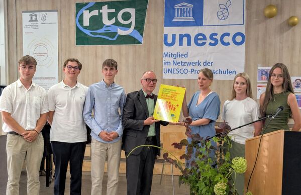 &copy; Schulleiter R. Huber bekommt die Urkunde von Landeskoordinatorin V.Kuich &uuml;berreicht ; Stadt Nittenau