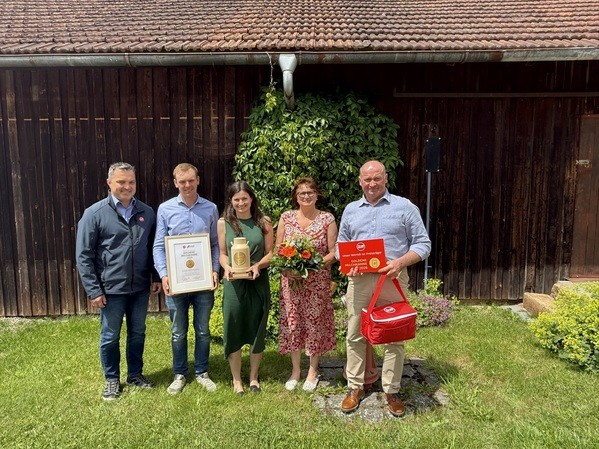 &copy; Preistr&auml;ger Goldene Milchkanne Familie Deml in R&ouml;tz; Zott