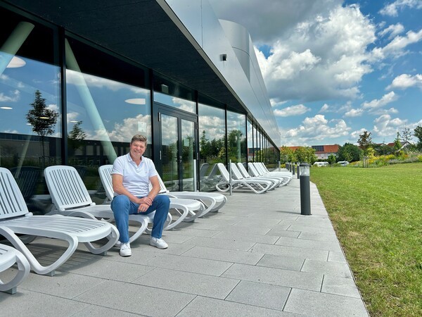 &copy; Bild: Eva Rothmeier / Stadt Neutraubling - Bild zeigt Neutraublings B&uuml;rgermeister Harald Stadler auf der Hallenbad-Terrasse