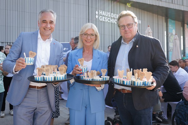 &copy; Das Bild zeigt Bayerns Sozialministerin Ulrike Scharf mit dem Regensburger OB Thomas Burger (l.) und Dr. Richard Loibl, Direktor des Hauses der Bayerischen Geschichte. Foto: StMAS/Sch&auml;ffler