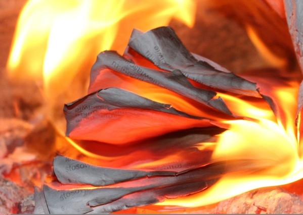 feuer, zeitung, papier, &copy; Symbolbild, Pixabay