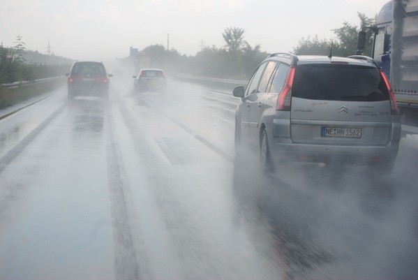 Regen, Auto, Aquaplaning, Autobahn, &copy; Symbolbild, pixabay