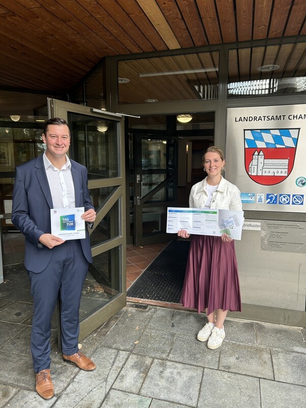 &copy; Landrat Christian Schindler u. Organisatorin Ulrike Raab mit dem Programm; Pressestelle Landkreis Cham