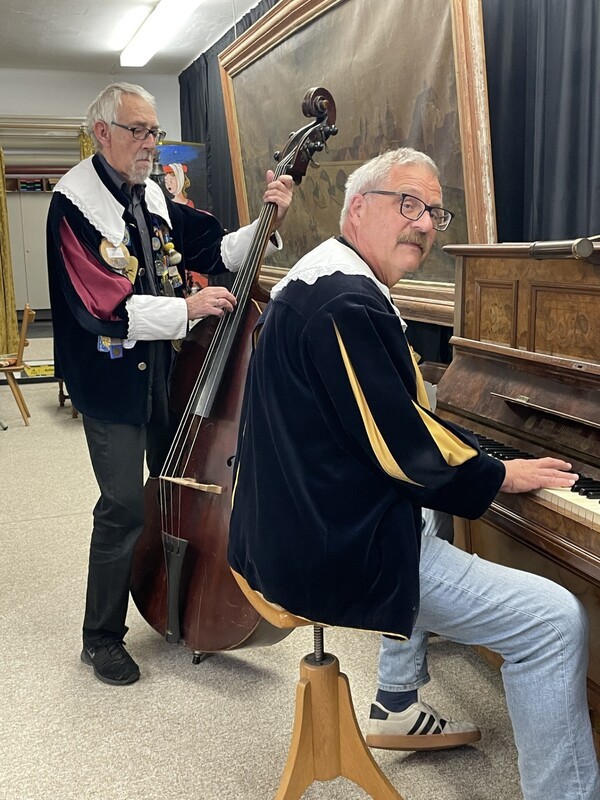 &copy; Bruckwart Peter Bauer am Klavier im Vereinsheim