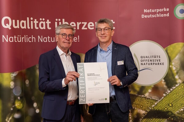 &copy; M. Kurz (rechts), Naturpark Oberpf&auml;lzer Wald u. F.Heuwinkel, Pr&auml;sident des Verbands deutscher Naturparke; Jan Kulke