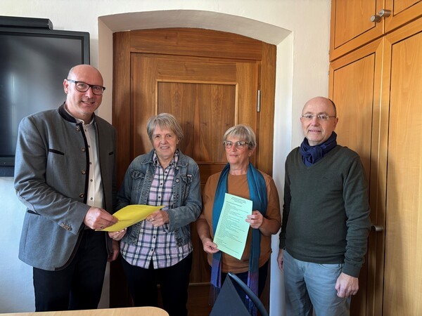 &copy; Bgm. M.Antretter mit Pfarrer J.Tr&ouml;bs und dem Gemeinde-Treff-Team beim Austausch; Ulrike Pelikan