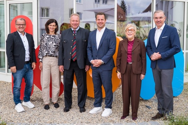 &copy; Freuen sich &uuml;ber die Kooperationsvereinbarung (v. l.):  Johann Bachmeyer, Gesch&auml;ftsf&uuml;hrer Asklepios Klinikum Bad Abbach; Anke Haneder,  Klinikmanagerin Krankenhaus Barmherzige Br&uuml;der Regensburg; Prof. Dr. Dr. Maximilian  Stehr, Leiter des Operativen Kinderzentrums der KUNO Klinik St. Hedwig; PD Dr. Oliver  Loose, Leiter des Muskuloskelettalen Kinderzentrums; Sabine Beiser, Gesch&auml;ftsf&uuml;hrerin  Krankenhaus Barmherzige Br&uuml;der Regensburg; Prof. Dr. Tobias Renkawitz, Lehrstuhlinhaber  und &Auml;rztlicher Direktor der Klinik f&uuml;r Orthop&auml;die der Universit&auml;t Regensburg am Asklepios  Klinikum Bad AbbachFoto: Sarah T&uuml;mmler