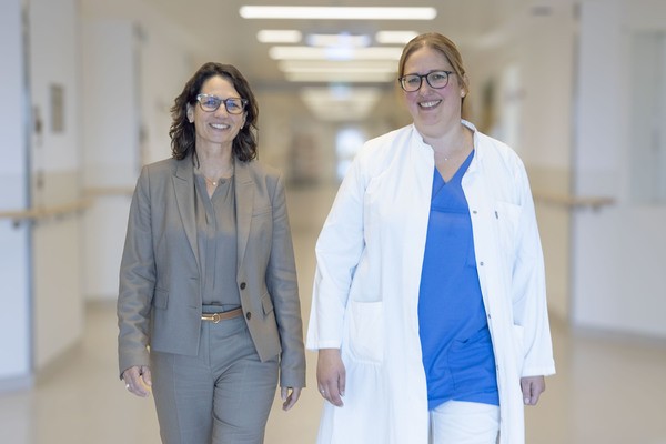 &copy; Bild: Johanna Foitzik _zeigt: Chef&auml;rztin Prof. Ute Hoffmann (links) wird die Akutgeriatrie am Barmherzige Br&uuml;der Krankenhaus St. Barbara Schwandorf gemeinsam mit der Leitenden Ober&auml;rztin Dr. Adela Sala weiterentwickeln.